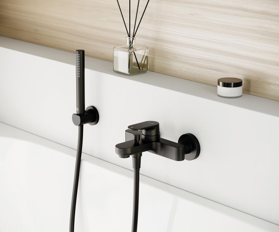Wasser sparen mit der Duscharmatur Schwarze Duscharmatur von Kludi mit Handbrause über einer Badewanne