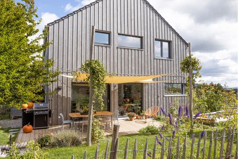 Holzhaus mi großzügiger Terrasse und natürlichem Garten