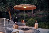 Sonnenschirm mit integrierter LED-Leuchte auf Steinterrasse