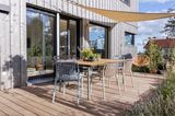 Terrasse mit Holzboden und großzügigem Essplatz
