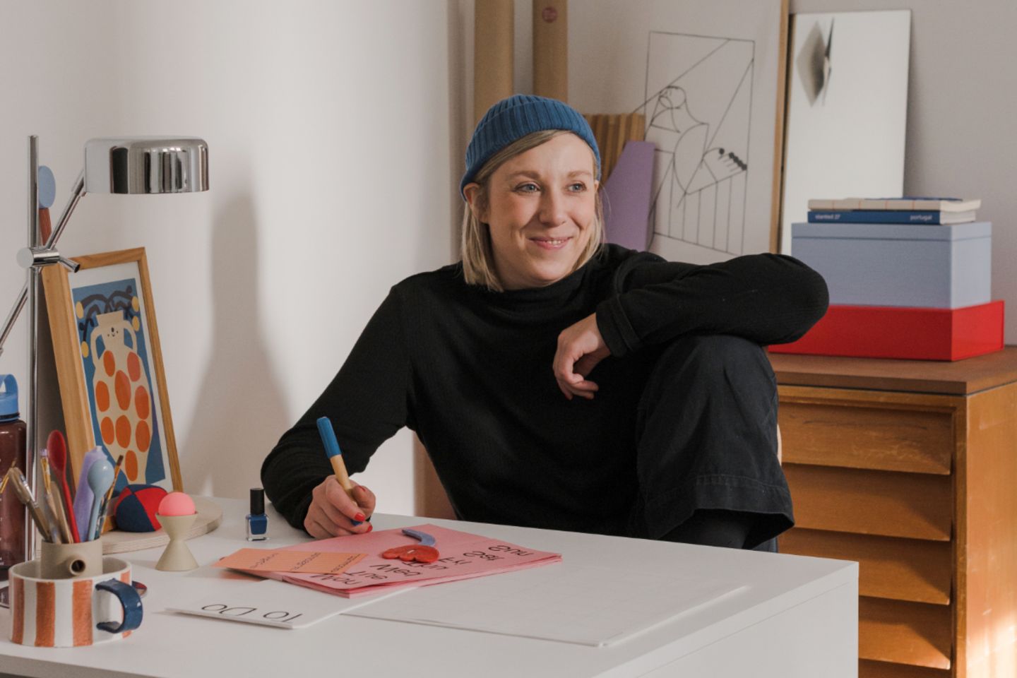 Die Illustratorin Anna Katharina Jansen in ihrem Atelier in Aachen