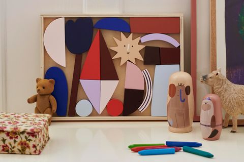 Bunte Holzblöcke im Rahmen auf Ablage mit anderem Spielzeug