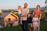 Die Bauherr:innen: Familie Starkl aus Niederösterreich vor ihrem nachhaltigen Holzhaus