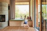 Wohnzimmer mit Sitzfenster und Kaminofen