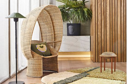 Thronartiger Stuhl aus Fasern der Yare-Liane in einem Raum mit weiteren natürlich anmutenden Möbeln und Accessoires