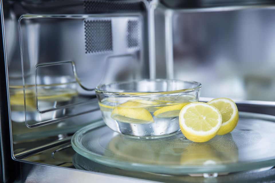 Zitronensäure ist ein wirksames Mittel gegen Flecken und Fettspritzer und wirkt noch dazu antibakteriell.