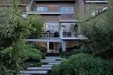 Rückfassade mit japanischem Garten und Terrasse auf Betonkonstruktion