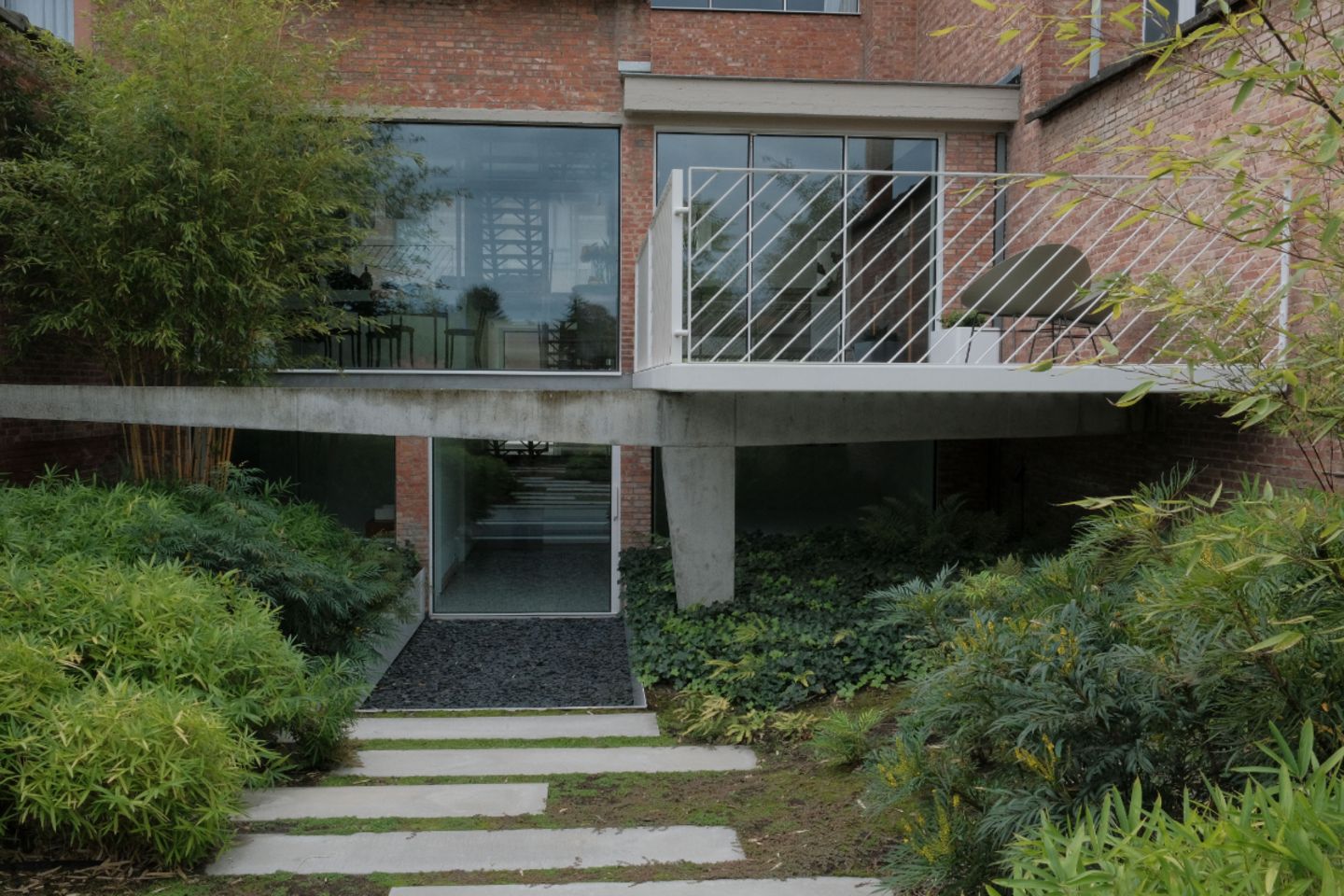 Offener Wintergarten und Betonkonstruktion mit Terrasse