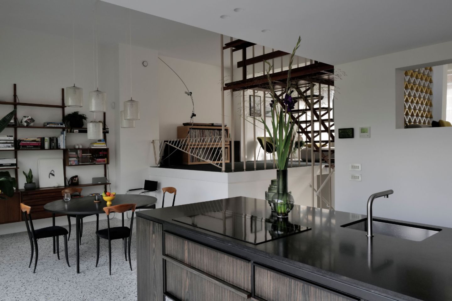 Für die baukulturbegeisterte Käuferin und ihren Architekten Tom Verschueren vom Büro DMVA hatte es von Beginn an Priorität, alle Eigenheiten des Entwurfs und seine Details zu bewahren. Der Splitlevel-Grundriss schafft fünf Ebenen in dem dreigeschossigen Haus. Die mittleren sind nach dem Umbau optisch miteinander verbunden. "Jede Ebene des Hauses hat ihr ganz eigenes Ambiente", sagt Architekt Tom Verschueren. Vom Esstisch neben der Küche reichen die Blicke bis zur Straße und in den Garten.    Tipp: Wohnideen für Ihr Zuhause finden Sie im SCHÖNER WOHNEN-Shop.