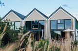 Drei Hochgewachsene Holzhäuser mit Garten