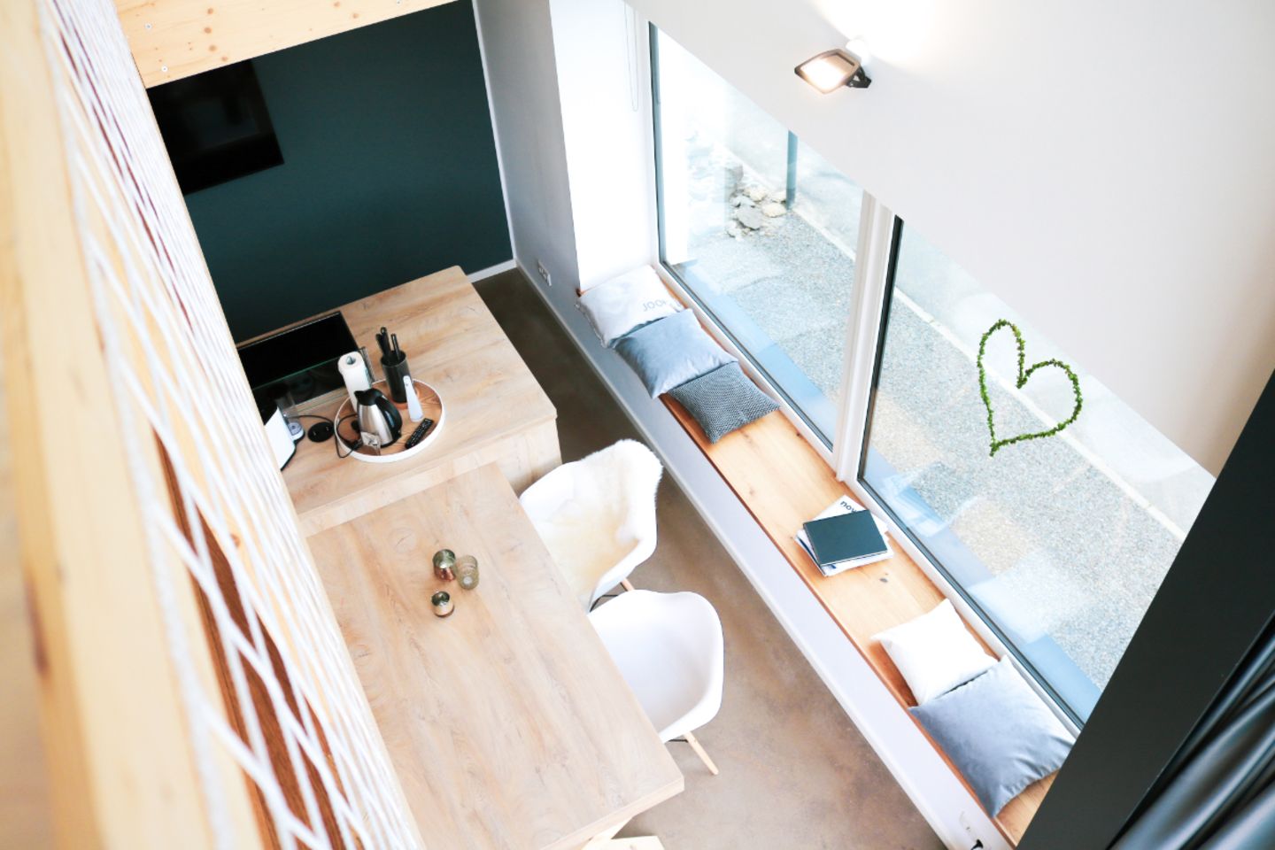 Blick von der Galerie auf Esszimmer mit Panoramafenster und herz an der Scheibe
