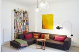 Dunkles Sofa mit Bücherregal