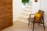 Treppe mit Highboard aus Holz