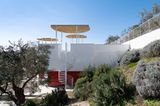 Rot-weiß gefliestes Architektenhaus mit Dachterrasse in Olivenhain von hinten