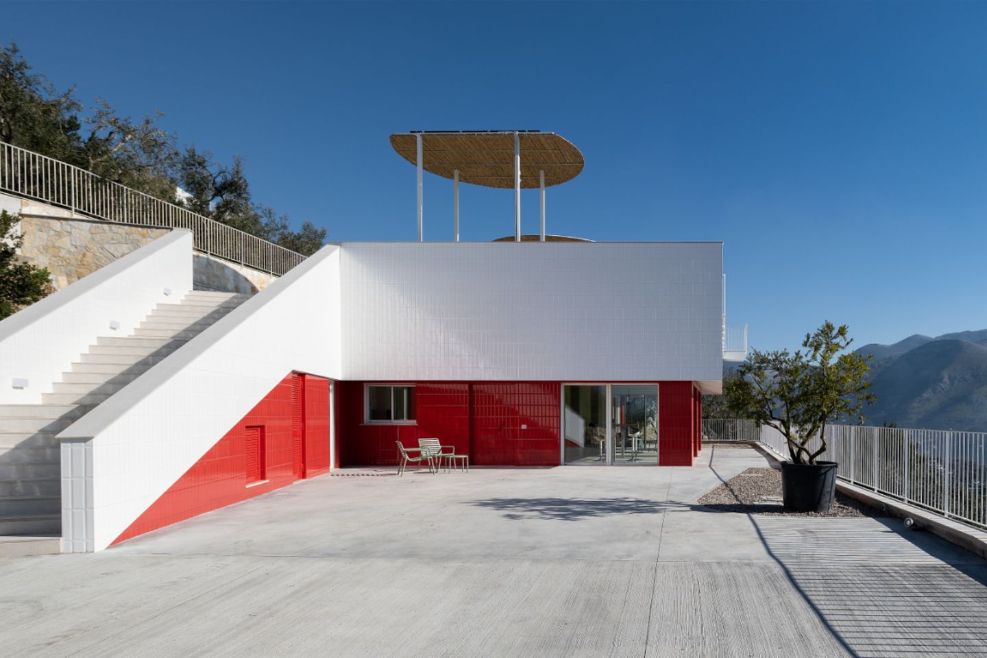 Rot-weiß gefliestes Architektenhaus mit Dachterrasse in Olivenhain