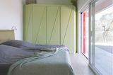 Schlafraum mit Doppelbett, Einbauschrank in Grün und grüner Gewölbedecke