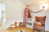 Kinderzimmer in Rosa- und Erdtönen