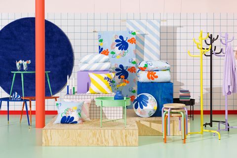Gesamte Nytillverkad-Kollektion von Ikea in knalligen Farben auf Podest