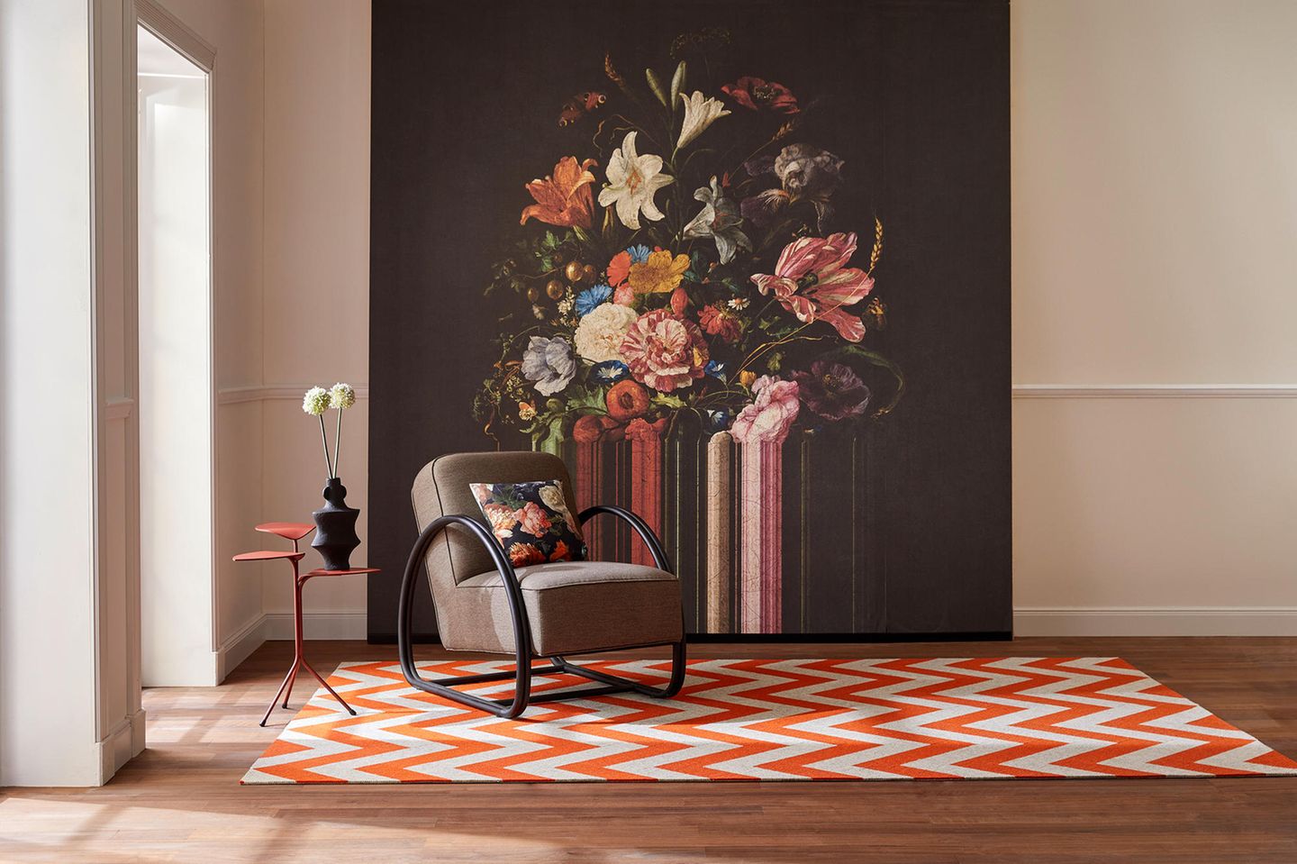 Teppich mit Fischgrätmuster mit Sessel und Blumenmotiv vor schwarzem Hintergrund.