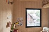 Holzverkleidetes Kinderzimmer mit Schlafgalerie im Dachspitz