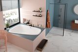 Geräumiges Badezimmer in Rosa und Hellblau mit großer Badewanne und Dusche