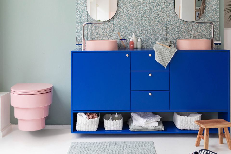 Badezimmer mit leuchtend blauem Unterschrank, Keramik in Altrosa und silberfarbener Wandfarbe