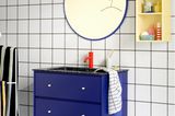 Buntes Badezimmer mit kontrastierenden Farbblöcken in Blau und gelb