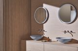 Badmöbel und Wand in hellem Holz mit Waschbecken und Spiegel in Taubenblau