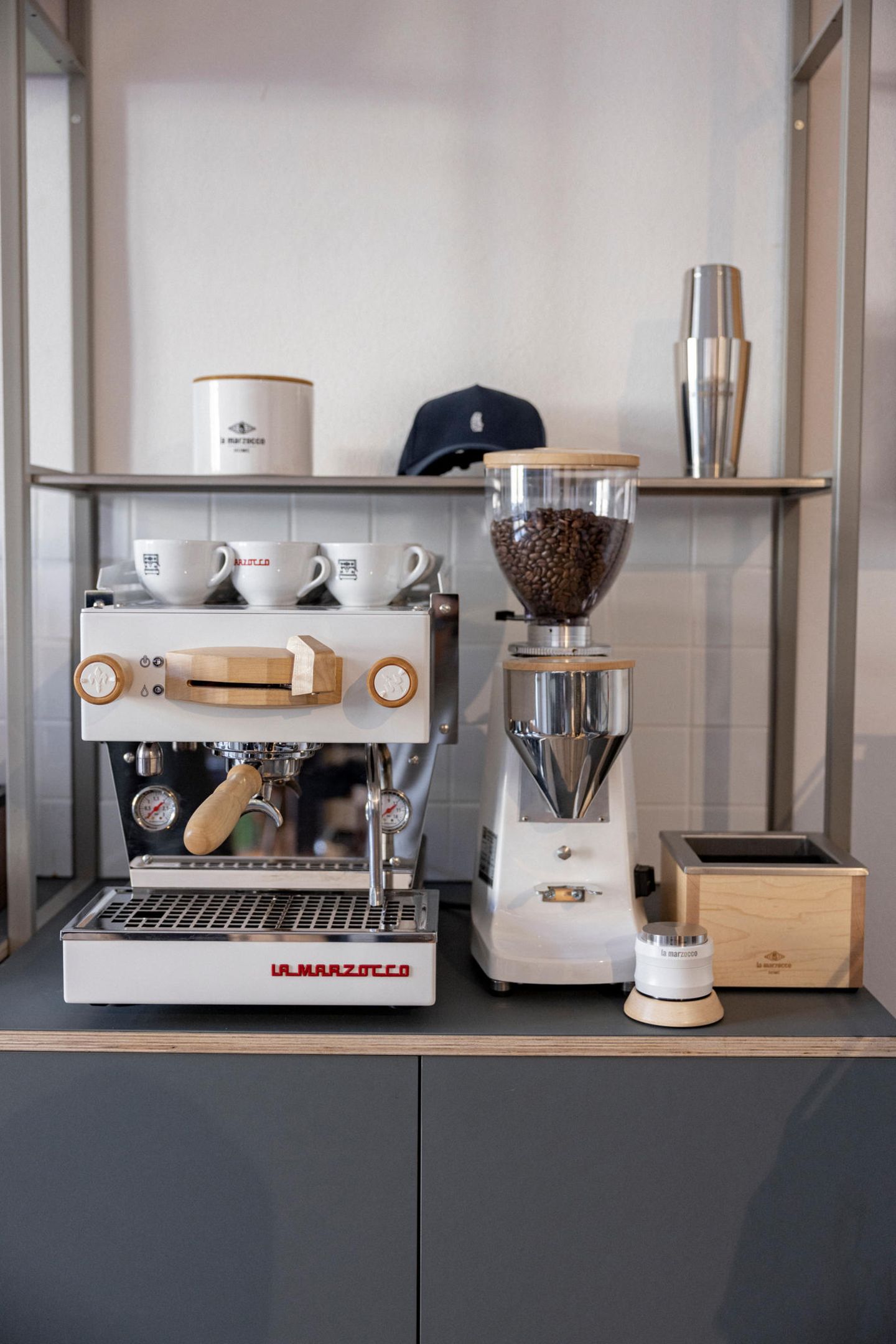 basteltisch klappbar Artek Aalto DL81C Esstisch Porzellan-Tasse mit Croissant-Motiv 
