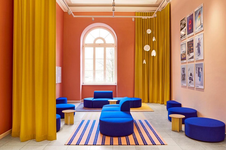 Farbenfroher Raum mit blauen Sofas ins organischen Formen