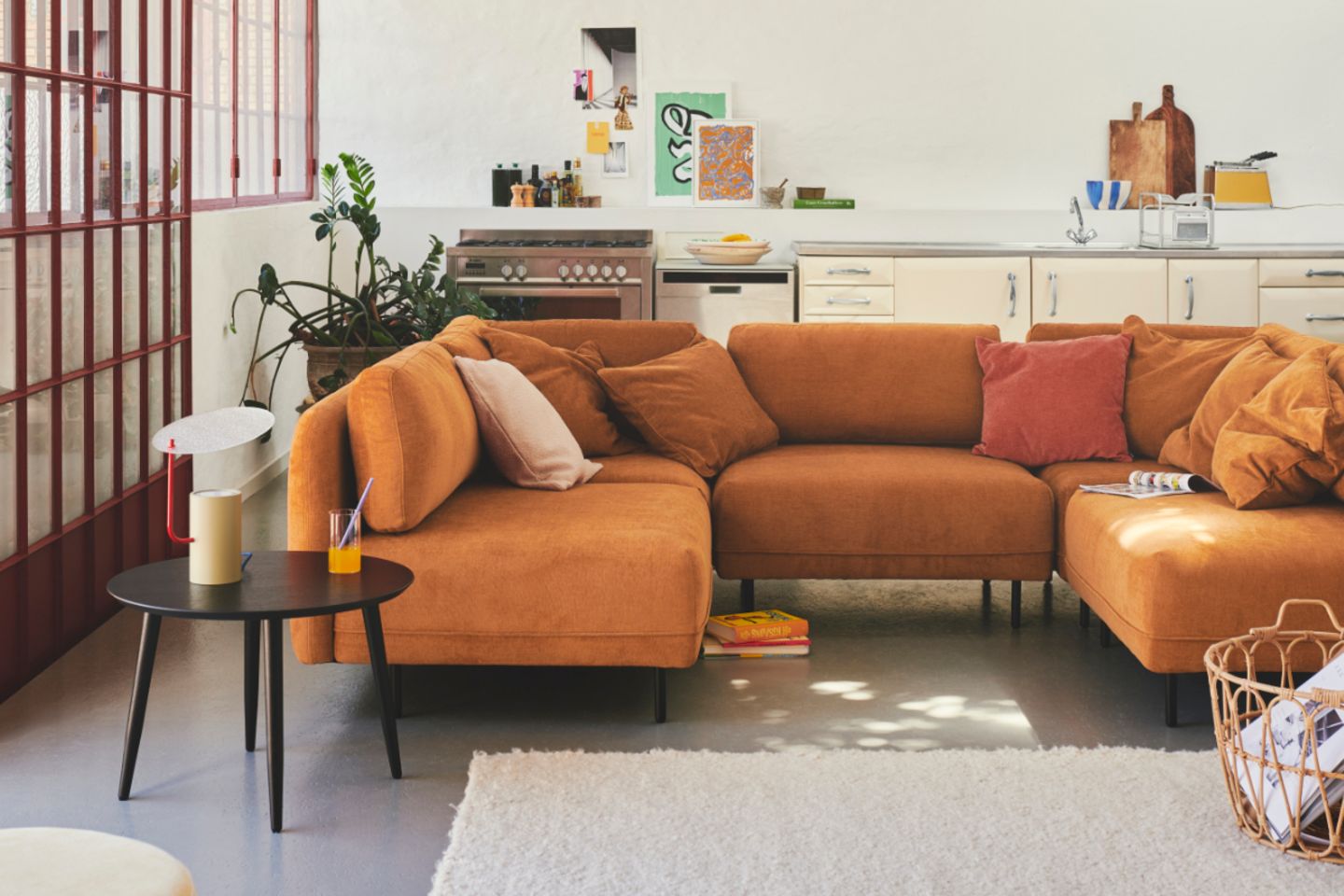 Ecksofa als Raumtrenner zur offenen Küche