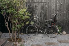 Outdoor-Bereich mit geharktem Kies, darauf ein Fahrrad