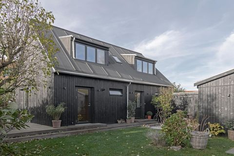 Haus mit grauer Holzfassade