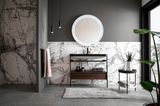 Badezimmer mit Marmorfliesen an der Wand, grauen Bodenfliesen und einem großen Waschtisch mit rundem Spiegel