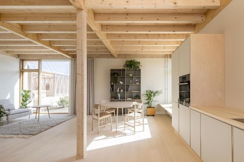 Gute Atmosphäre Wohnhäuser in Holzfertigbauweise sind ein wichtiger Schritt zum klimagerechten Bauen – so wie das Experimentalhaus "Living Spaces" von Velux in Kopenhagen.  www.velux.de