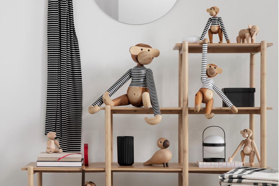 Tierfiguren "Affe" von Kay Bojesen auf einem Holzregal