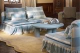 Blau weiß kariertes Sofa im altehrwürdigen Wohnzimmer