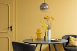 Gelb gestrichenes Esszimmer mit Sitzgruppe in Anthrazit
