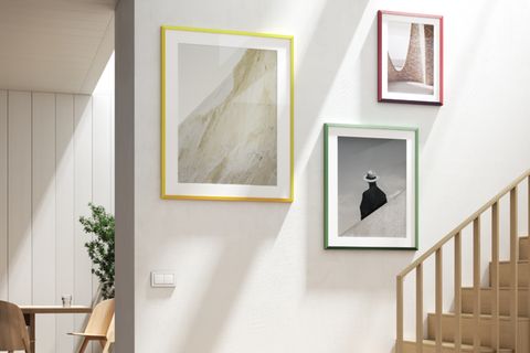 Bilder im Treppenaufgang aufhängen: Inspiration für die Wandgestaltung