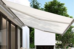 Terrasse mit ausgefahrener Markise als Sonnenschutz