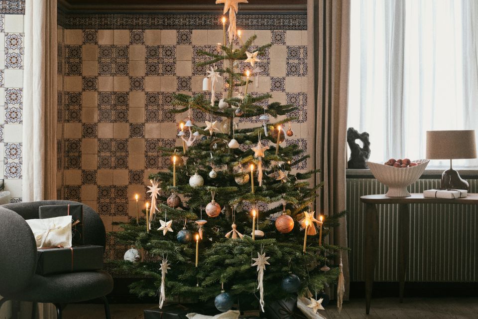 Nordmanntannen halten länger als zum Beispiel Blaufichten, duften aber nicht so herrlich.  Übrigens: Der Weihnachtsbaumschmuck auf dem Foto kommt von Ferm Living.