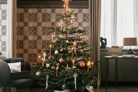 Nordmanntannen halten länger als zum Beispiel Blaufichten, duften aber nicht so herrlich.  Übrigens: Der Weihnachtsbaumschmuck auf dem Foto kommt von Ferm Living.