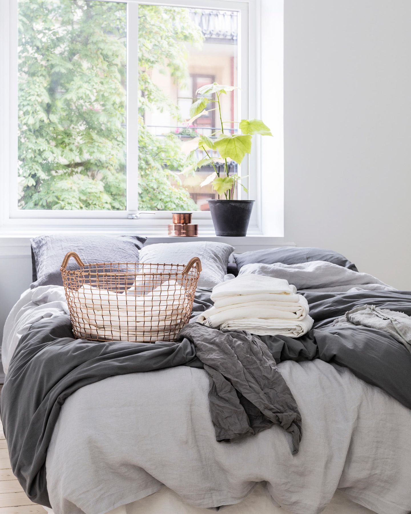Bett unter der Fensterbank aufstellen