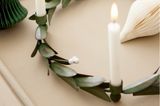 Eukalyptuskranz aus Zink mit vier brennenden weißen Kerzen
