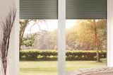 Je dunkler das Zimmer, desto besser der Schlaf, attestieren Schlafforscher. Allerdings beeinflusst auch Straßenlärm die Schlafqualität, je nachdem, wo die Wohnung liegt und wie leicht oder tief jemand schläft. Zur Abschirmung gegen Außengeräusche, Straßen- oder Tageslicht helfen Jalousien, Dim- oder Black-out-Stoffe (zum Beispiel von JAB Anstoetz), oder Wabenplissees, die nicht nur verdunkeln, sondern dabei sogar noch das Raumklima regulieren. Wer innen liegenden Sicht- und Sonnenschutz ohne Stoff möchte, ist gut mit Shutters beraten, deren Holzlamellen sich je nach Lichteinfall justieren lassen (zum Beispiel von Jasno). Rollladenhersteller Warema weiß übrigens zu berichten, dass sich durch den richtigen automatisierten Sonnenschutz bis zu 30 Prozent Heiz- und bis zu 70 Prozent Kühlenergie einsparen lassen im Vergleich zu schutzlosen Fenstern. Auf dem Foto: Vorbaurollladen für vollständige Abdunklung, mit Motorbedienung, zum Beispiel 150 x 230 cm, Preis: ca. 940 Euro.  www.warema.de    SCHÖNER WOHNEN-Shop: Stilvoll einschlafen – mit diesen Accessoires & Möbeln klappt’s garantiert
