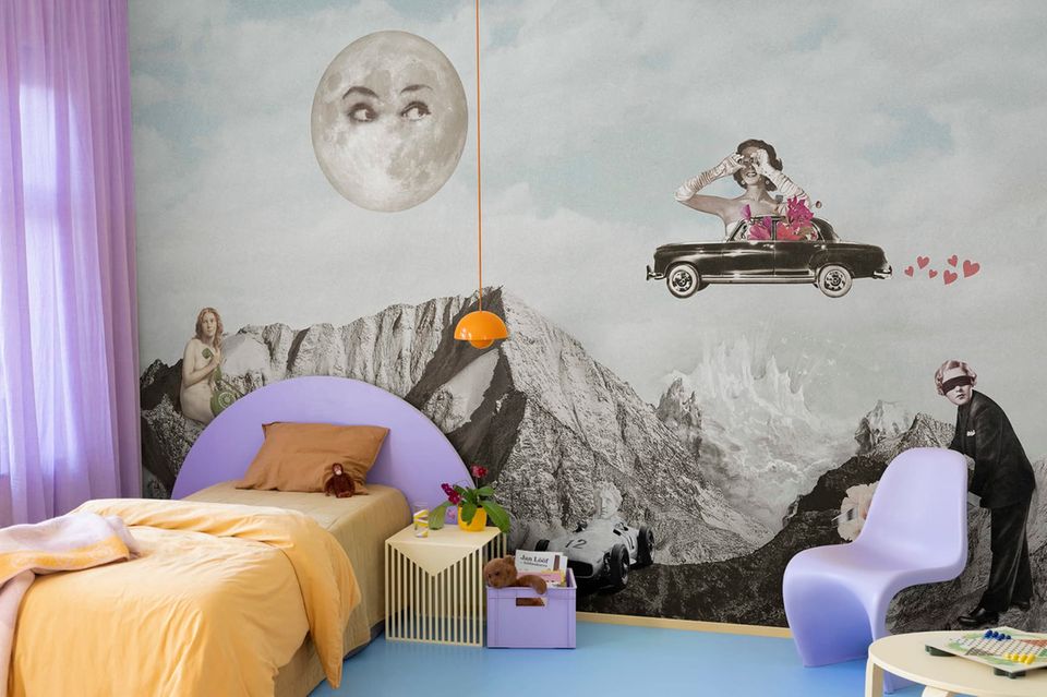 Jugendzimmer mit fantasievoller Tapete, einem lilafarbenen Bett mit gelber Bettwäsche und lila Vorhängen