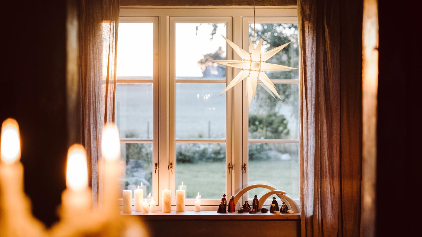 Lichterketten im Fenster aufhngen - [SCHNER WOHNEN]