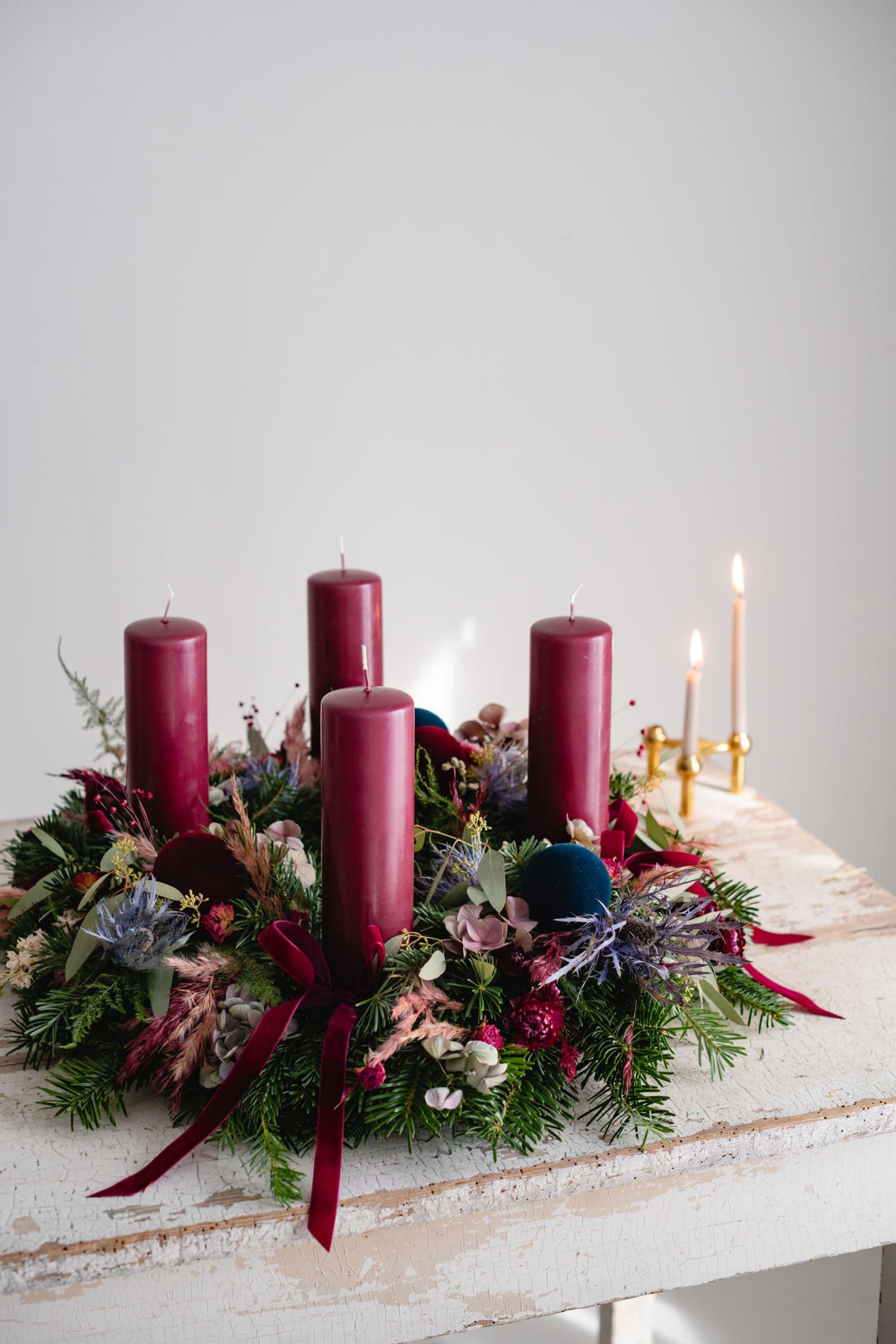 Adventskranz mit Details in der Farbe Essigrot