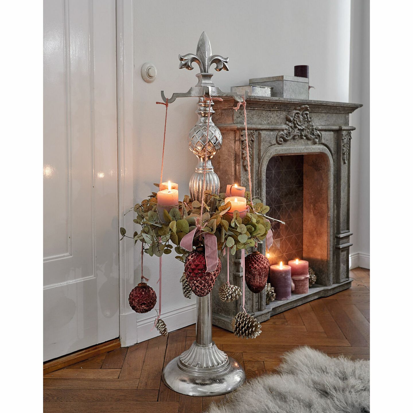 Dieser hängende Adventskranz mit Rosé und Zapfen ist ein echter Hingucker