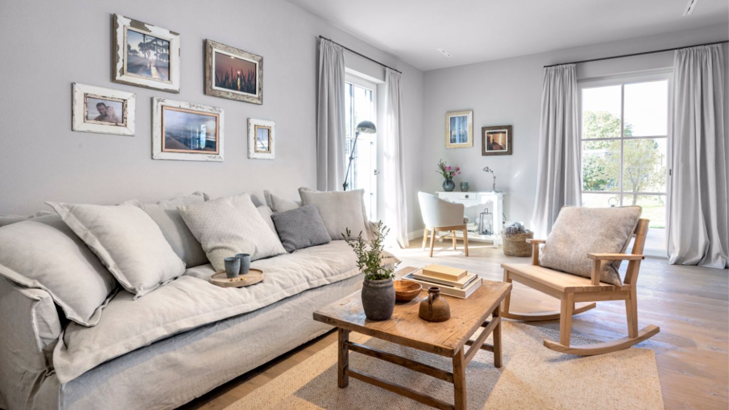 Das graue Sofa im Wohnzimmer
